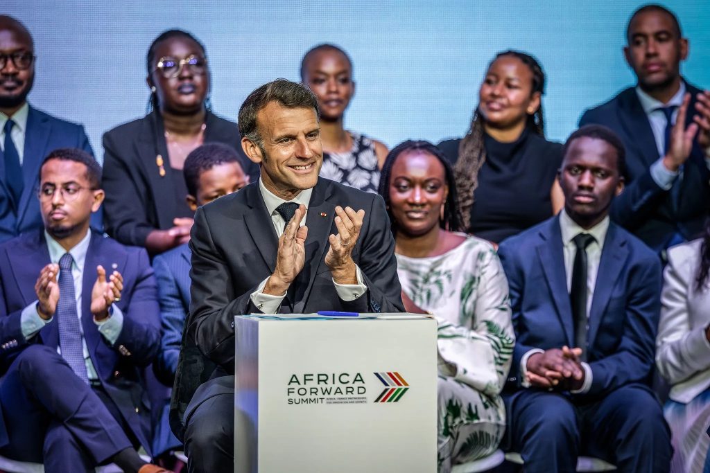Le colon Emmanuel Macron à son sommet Africa Forward de Nairobi au Kenya